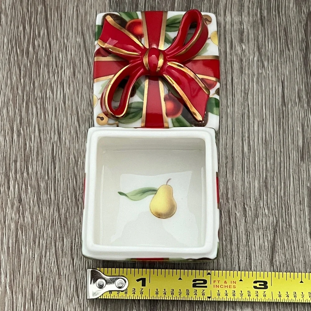 Holiday‎ trinket box